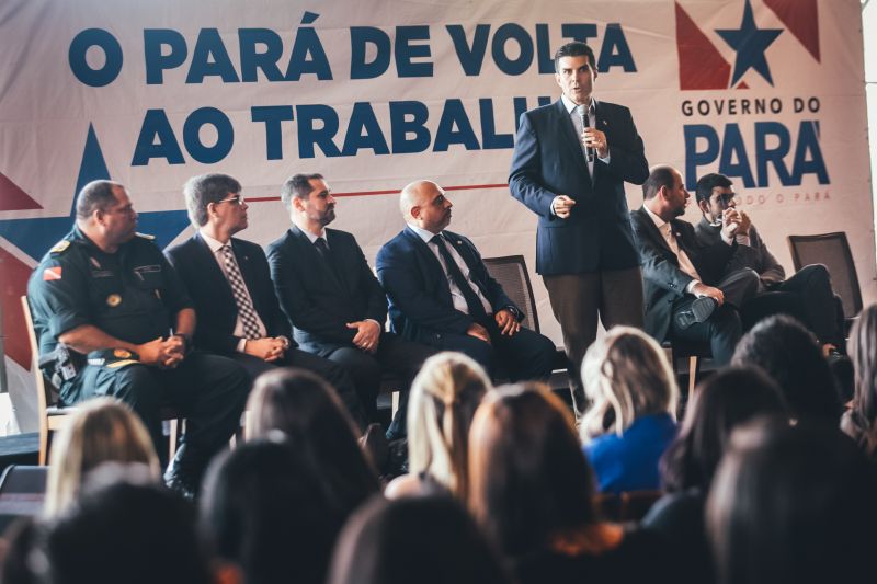 O Governo do Pará, por meio da Secretaria de Estado de Administração Penitenciária (Seap), realizou na manhã desta quinta-feira (5), no Hangar, a posse dos 389 novos profissionais concursados. A cerimônia foi presidida pelo governador do Estado do Pará, Helder Barbalho, e contou com a presença do secretário de Administração Penitenciária, Jarbas Vasconcelos, além de outras autoridades. <div class='credito_fotos'>Foto: Marco Santos / Ag. Pará   |   <a href='/midias/2019/originais/5734_51b51bed-7087-a12b-76d7-ae31f66be52c.jpg' download><i class='fa-solid fa-download'></i> Download</a></div>