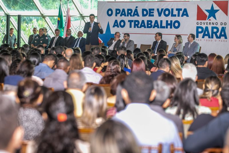 O Governo do Pará, por meio da Secretaria de Estado de Administração Penitenciária (Seap), realizou na manhã desta quinta-feira (5), no Hangar, a posse dos 389 novos profissionais concursados. A cerimônia foi presidida pelo governador do Estado do Pará, Helder Barbalho, e contou com a presença do secretário de Administração Penitenciária, Jarbas Vasconcelos, além de outras autoridades. <div class='credito_fotos'>Foto: Marco Santos / Ag. Pará   |   <a href='/midias/2019/originais/5734_57a4d7d9-ff33-5e79-f373-d5472307d3e4.jpg' download><i class='fa-solid fa-download'></i> Download</a></div>