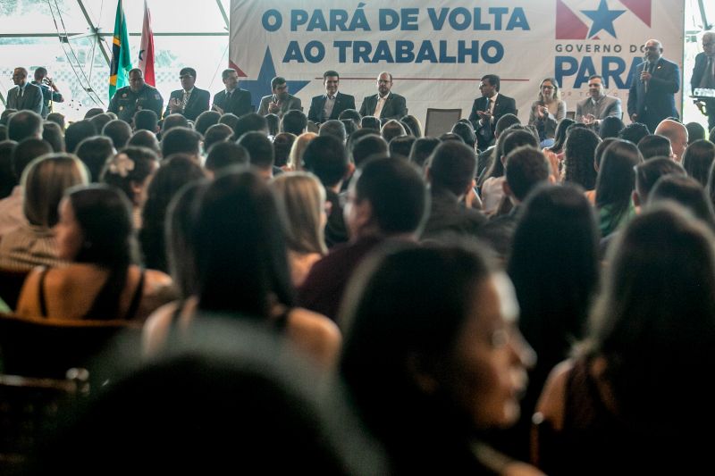 O Governo do Pará, por meio da Secretaria de Estado de Administração Penitenciária (Seap), realizou na manhã desta quinta-feira (5), no Hangar, a posse dos 389 novos profissionais concursados. A cerimônia foi presidida pelo governador do Estado do Pará, Helder Barbalho, e contou com a presença do secretário de Administração Penitenciária, Jarbas Vasconcelos, além de outras autoridades. <div class='credito_fotos'>Foto: Marco Santos / Ag. Pará   |   <a href='/midias/2019/originais/5734_62ae5974-1f74-ef41-c181-ec2e76ac55b5.jpg' download><i class='fa-solid fa-download'></i> Download</a></div>