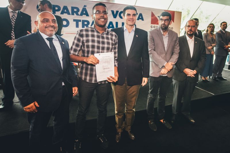 O Governo do Pará, por meio da Secretaria de Estado de Administração Penitenciária (Seap), realizou na manhã desta quinta-feira (5), no Hangar, a posse dos 389 novos profissionais concursados. A cerimônia foi presidida pelo governador do Estado do Pará, Helder Barbalho, e contou com a presença do secretário de Administração Penitenciária, Jarbas Vasconcelos, além de outras autoridades. <div class='credito_fotos'>Foto: Marco Santos / Ag. Pará   |   <a href='/midias/2019/originais/5734_6dd60011-0356-ce23-0965-e258e84c3905.jpg' download><i class='fa-solid fa-download'></i> Download</a></div>