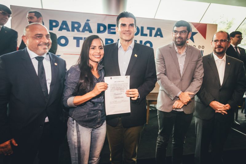 O Governo do Pará, por meio da Secretaria de Estado de Administração Penitenciária (Seap), realizou na manhã desta quinta-feira (5), no Hangar, a posse dos 389 novos profissionais concursados. A cerimônia foi presidida pelo governador do Estado do Pará, Helder Barbalho, e contou com a presença do secretário de Administração Penitenciária, Jarbas Vasconcelos, além de outras autoridades. <div class='credito_fotos'>Foto: Marco Santos / Ag. Pará   |   <a href='/midias/2019/originais/5734_79150366-3779-9c75-e1b5-3d3d85c8df90.jpg' download><i class='fa-solid fa-download'></i> Download</a></div>