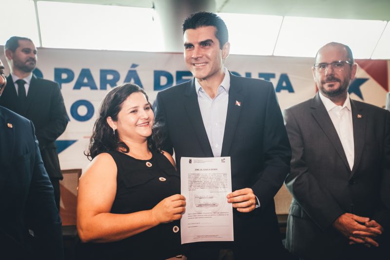 O Governo do Pará, por meio da Secretaria de Estado de Administração Penitenciária (Seap), realizou na manhã desta quinta-feira (5), no Hangar, a posse dos 389 novos profissionais concursados. A cerimônia foi presidida pelo governador do Estado do Pará, Helder Barbalho, e contou com a presença do secretário de Administração Penitenciária, Jarbas Vasconcelos, além de outras autoridades. <div class='credito_fotos'>Foto: Marco Santos / Ag. Pará   |   <a href='/midias/2019/originais/5734_8126adee-6a08-d9c7-f2cc-07bdd18c1642.jpg' download><i class='fa-solid fa-download'></i> Download</a></div>