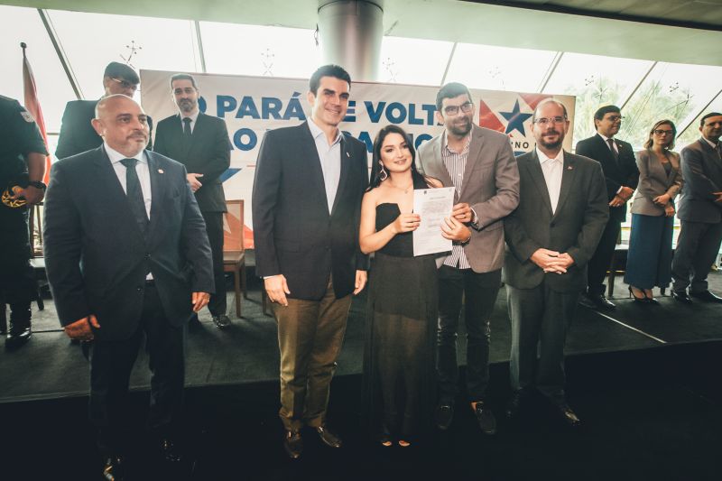 O Governo do Pará, por meio da Secretaria de Estado de Administração Penitenciária (Seap), realizou na manhã desta quinta-feira (5), no Hangar, a posse dos 389 novos profissionais concursados. A cerimônia foi presidida pelo governador do Estado do Pará, Helder Barbalho, e contou com a presença do secretário de Administração Penitenciária, Jarbas Vasconcelos, além de outras autoridades. <div class='credito_fotos'>Foto: Marco Santos / Ag. Pará   |   <a href='/midias/2019/originais/5734_920c6a39-7afd-0cc0-e67f-84c1aa52a913.jpg' download><i class='fa-solid fa-download'></i> Download</a></div>