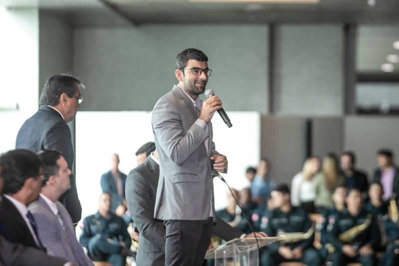 O Governo do Pará, por meio da Secretaria de Estado de Administração Penitenciária (Seap), realizou na manhã desta quinta-feira (5), no Hangar, a posse dos 389 novos profissionais concursados. A cerimônia foi presidida pelo governador do Estado do Pará, Helder Barbalho, e contou com a presença do secretário de Administração Penitenciária, Jarbas Vasconcelos, além de outras autoridades. <div class='credito_fotos'>Foto: Marco Santos / Ag. Pará   |   <a href='/midias/2019/originais/5734_a79941e7-3d53-f41b-6b99-d05447cddcf4.jpg' download><i class='fa-solid fa-download'></i> Download</a></div>