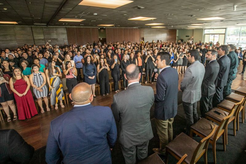 O Governo do Pará, por meio da Secretaria de Estado de Administração Penitenciária (Seap), realizou na manhã desta quinta-feira (5), no Hangar, a posse dos 389 novos profissionais concursados. A cerimônia foi presidida pelo governador do Estado do Pará, Helder Barbalho, e contou com a presença do secretário de Administração Penitenciária, Jarbas Vasconcelos, além de outras autoridades. <div class='credito_fotos'>Foto: Marco Santos / Ag. Pará   |   <a href='/midias/2019/originais/5734_a7edba44-85c1-a617-41e4-55e289dd6b39.jpg' download><i class='fa-solid fa-download'></i> Download</a></div>