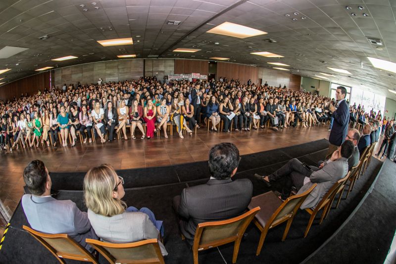 O Governo do Pará, por meio da Secretaria de Estado de Administração Penitenciária (Seap), realizou na manhã desta quinta-feira (5), no Hangar, a posse dos 389 novos profissionais concursados. A cerimônia foi presidida pelo governador do Estado do Pará, Helder Barbalho, e contou com a presença do secretário de Administração Penitenciária, Jarbas Vasconcelos, além de outras autoridades. <div class='credito_fotos'>Foto: Marco Santos / Ag. Pará   |   <a href='/midias/2019/originais/5734_a9dd480d-86f3-a8d1-c558-2d9ac4757073.jpg' download><i class='fa-solid fa-download'></i> Download</a></div>