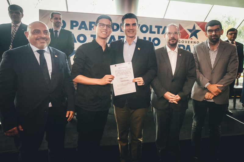 O Governo do Pará, por meio da Secretaria de Estado de Administração Penitenciária (Seap), realizou na manhã desta quinta-feira (5), no Hangar, a posse dos 389 novos profissionais concursados. A cerimônia foi presidida pelo governador do Estado do Pará, Helder Barbalho, e contou com a presença do secretário de Administração Penitenciária, Jarbas Vasconcelos, além de outras autoridades. <div class='credito_fotos'>Foto: Marco Santos / Ag. Pará   |   <a href='/midias/2019/originais/5734_ab656bcf-9baa-2d42-5a83-9656dbc183e1.jpg' download><i class='fa-solid fa-download'></i> Download</a></div>