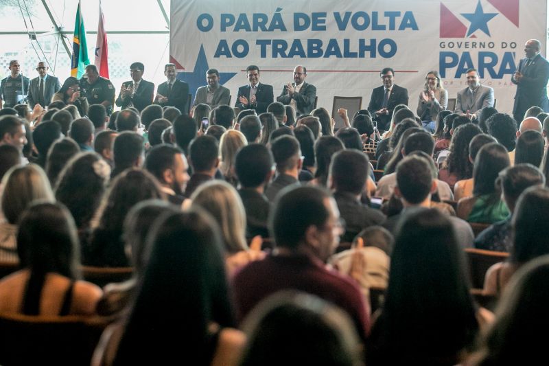 O Governo do Pará, por meio da Secretaria de Estado de Administração Penitenciária (Seap), realizou na manhã desta quinta-feira (5), no Hangar, a posse dos 389 novos profissionais concursados. A cerimônia foi presidida pelo governador do Estado do Pará, Helder Barbalho, e contou com a presença do secretário de Administração Penitenciária, Jarbas Vasconcelos, além de outras autoridades. <div class='credito_fotos'>Foto: Marco Santos / Ag. Pará   |   <a href='/midias/2019/originais/5734_abfad1a7-5d5b-8d02-c3c4-955b103468de.jpg' download><i class='fa-solid fa-download'></i> Download</a></div>