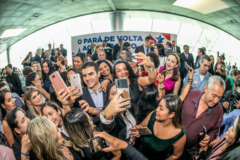 O Governo do Pará, por meio da Secretaria de Estado de Administração Penitenciária (Seap), realizou na manhã desta quinta-feira (5), no Hangar, a posse dos 389 novos profissionais concursados. A cerimônia foi presidida pelo governador do Estado do Pará, Helder Barbalho, e contou com a presença do secretário de Administração Penitenciária, Jarbas Vasconcelos, além de outras autoridades. <div class='credito_fotos'>Foto: Marco Santos / Ag. Pará   |   <a href='/midias/2019/originais/5734_b33594c0-88ae-f0fa-c9a0-7061fbdb7582.jpg' download><i class='fa-solid fa-download'></i> Download</a></div>