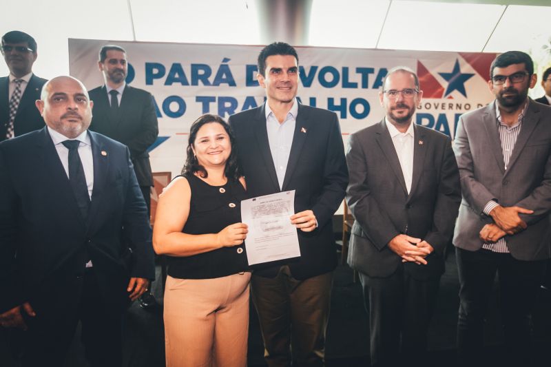 O Governo do Pará, por meio da Secretaria de Estado de Administração Penitenciária (Seap), realizou na manhã desta quinta-feira (5), no Hangar, a posse dos 389 novos profissionais concursados. A cerimônia foi presidida pelo governador do Estado do Pará, Helder Barbalho, e contou com a presença do secretário de Administração Penitenciária, Jarbas Vasconcelos, além de outras autoridades. <div class='credito_fotos'>Foto: Marco Santos / Ag. Pará   |   <a href='/midias/2019/originais/5734_c709a9a3-155d-3475-a4dd-ca2a00a33a66.jpg' download><i class='fa-solid fa-download'></i> Download</a></div>