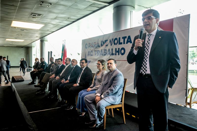 O Governo do Pará, por meio da Secretaria de Estado de Administração Penitenciária (Seap), realizou na manhã desta quinta-feira (5), no Hangar, a posse dos 389 novos profissionais concursados. A cerimônia foi presidida pelo governador do Estado do Pará, Helder Barbalho, e contou com a presença do secretário de Administração Penitenciária, Jarbas Vasconcelos, além de outras autoridades. <div class='credito_fotos'>Foto: Marco Santos / Ag. Pará   |   <a href='/midias/2019/originais/5734_cf09578d-f93b-aaff-f4f6-aab4e73b1a72.jpg' download><i class='fa-solid fa-download'></i> Download</a></div>