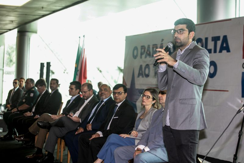 O Governo do Pará, por meio da Secretaria de Estado de Administração Penitenciária (Seap), realizou na manhã desta quinta-feira (5), no Hangar, a posse dos 389 novos profissionais concursados. A cerimônia foi presidida pelo governador do Estado do Pará, Helder Barbalho, e contou com a presença do secretário de Administração Penitenciária, Jarbas Vasconcelos, além de outras autoridades. <div class='credito_fotos'>Foto: Marco Santos / Ag. Pará   |   <a href='/midias/2019/originais/5734_cff37a52-a3f9-88ae-ff51-73d2a051f4a6.jpg' download><i class='fa-solid fa-download'></i> Download</a></div>