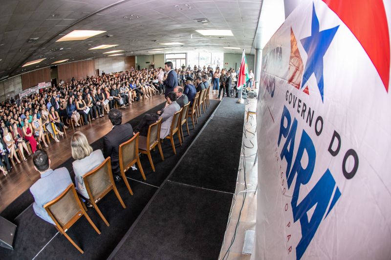 O Governo do Pará, por meio da Secretaria de Estado de Administração Penitenciária (Seap), realizou na manhã desta quinta-feira (5), no Hangar, a posse dos 389 novos profissionais concursados. A cerimônia foi presidida pelo governador do Estado do Pará, Helder Barbalho, e contou com a presença do secretário de Administração Penitenciária, Jarbas Vasconcelos, além de outras autoridades. <div class='credito_fotos'>Foto: Marco Santos / Ag. Pará   |   <a href='/midias/2019/originais/5734_e091143d-8d50-7a72-2ba7-979e6363d58a.jpg' download><i class='fa-solid fa-download'></i> Download</a></div>