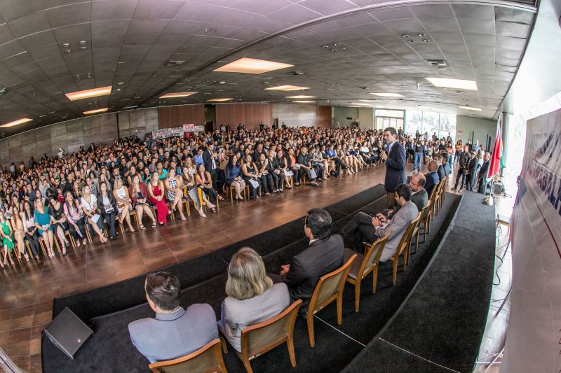 O Governo do Pará, por meio da Secretaria de Estado de Administração Penitenciária (Seap), realizou na manhã desta quinta-feira (5), no Hangar, a posse dos 389 novos profissionais concursados. A cerimônia foi presidida pelo governador do Estado do Pará, Helder Barbalho, e contou com a presença do secretário de Administração Penitenciária, Jarbas Vasconcelos, além de outras autoridades. <div class='credito_fotos'>Foto: Marco Santos / Ag. Pará   |   <a href='/midias/2019/originais/5734_e830f35f-dedd-7162-bc9b-387f7049ea27.jpg' download><i class='fa-solid fa-download'></i> Download</a></div>