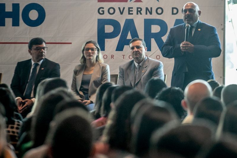 O Governo do Pará, por meio da Secretaria de Estado de Administração Penitenciária (Seap), realizou na manhã desta quinta-feira (5), no Hangar, a posse dos 389 novos profissionais concursados. A cerimônia foi presidida pelo governador do Estado do Pará, Helder Barbalho, e contou com a presença do secretário de Administração Penitenciária, Jarbas Vasconcelos, além de outras autoridades. <div class='credito_fotos'>Foto: Marco Santos / Ag. Pará   |   <a href='/midias/2019/originais/5734_f32e91e8-b857-f4b1-4ecb-b8df43297b0b.jpg' download><i class='fa-solid fa-download'></i> Download</a></div>