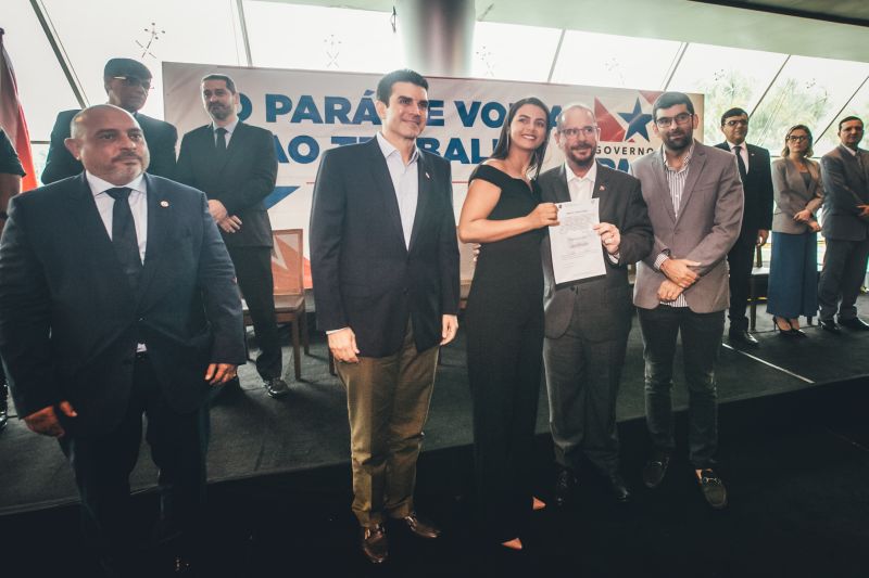 O Governo do Pará, por meio da Secretaria de Estado de Administração Penitenciária (Seap), realizou na manhã desta quinta-feira (5), no Hangar, a posse dos 389 novos profissionais concursados. A cerimônia foi presidida pelo governador do Estado do Pará, Helder Barbalho, e contou com a presença do secretário de Administração Penitenciária, Jarbas Vasconcelos, além de outras autoridades. <div class='credito_fotos'>Foto: Marco Santos / Ag. Pará   |   <a href='/midias/2019/originais/5734_f80be0cb-8704-717e-c329-8f808bb52590.jpg' download><i class='fa-solid fa-download'></i> Download</a></div>