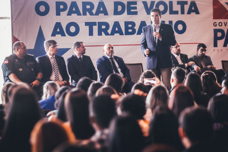 O Governo do Pará, por meio da Secretaria de Estado de Administração Penitenciária (Seap), realizou na manhã desta quinta-feira (5), no Hangar, a posse dos 389 novos profissionais concursados. A cerimônia foi presidida pelo governador do Estado do Pará, Helder Barbalho, e contou com a presença do secretário de Administração Penitenciária, Jarbas Vasconcelos, além de outras autoridades. <div class='credito_fotos'>Foto: Marco Santos / Ag. Pará   |   <a href='/midias/2019/originais/5734_fc2f98b7-8a13-977d-beb1-ba1b078fefc9.jpg' download><i class='fa-solid fa-download'></i> Download</a></div>