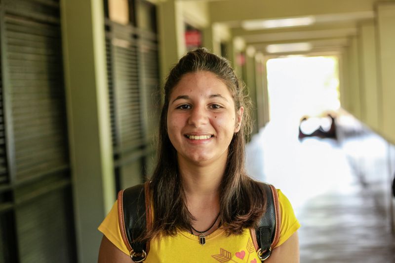 Com o objetivo de gerar novas perspectivas, para que os jovens percebam que existem grandes possibilidades de vida, além das que vivem, o "Juventude Protagonista", do TerPaz, por meio da Secretaria de Estado de Justiça e Direitos Humanos levou os participantes do Icuí-Guajará até a Universidade Federal do Pará.
Na foto Iasmim Barbosa, 16 anos,  cursa a quarta etapa <div class='credito_fotos'>Foto: Wagner Almeida/ Ascom Sejudh   |   <a href='/midias/2019/originais/5736_0eba81f7-afe2-280e-ee60-b9259f522b61.jpg' download><i class='fa-solid fa-download'></i> Download</a></div>