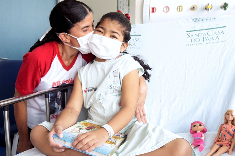 Fundação Santa Casa de Misericórdia do Pará realizou o primeiro transplante de rins em paciente pediátrico.
Na foto: Sueli Ribeiro Caxias Moraes (Mãe) e Samile (Filha) <div class='credito_fotos'>Foto: Bruno Cecim / Ag.Pará   |   <a href='/midias/2019/originais/5739_1239dbf1-41ee-5ec9-0b84-b91c361e6c63.jpg' download><i class='fa-solid fa-download'></i> Download</a></div>