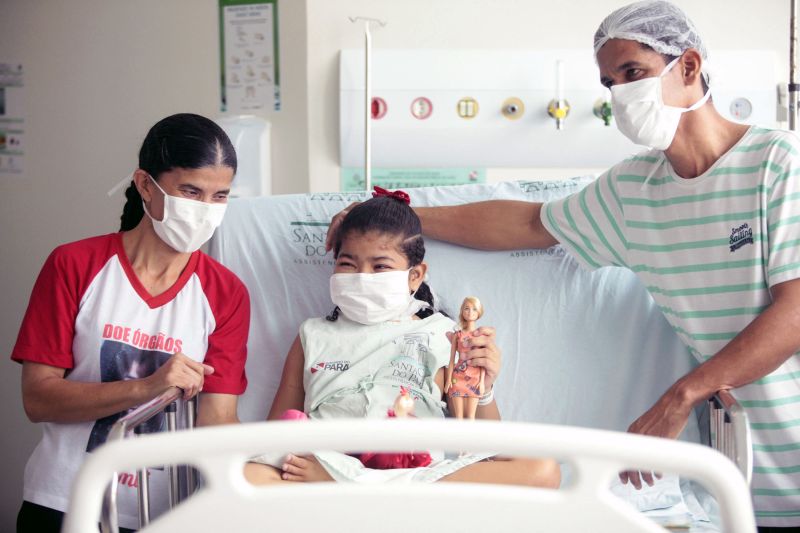 Fundação Santa Casa de Misericórdia do Pará realizou o primeiro transplante de rins em paciente pediátrico.
Na foto: Sueli Ribeiro Caxias Moraes (Mãe) e Samile (Filha) e Márcio Mendonça Moraes - (Pai de Samile) <div class='credito_fotos'>Foto: Bruno Cecim / Ag.Pará   |   <a href='/midias/2019/originais/5739_5a7e0ce4-ce02-1379-bfa1-b61577e2ffa7.jpg' download><i class='fa-solid fa-download'></i> Download</a></div>