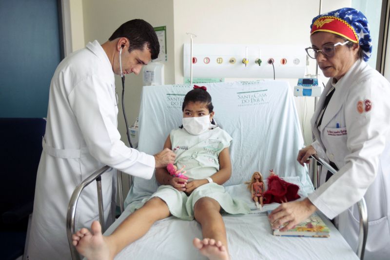 Fundação Santa Casa de Misericórdia do Pará realizou o primeiro transplante de rins em paciente pediátrico.
Na foto: Dr. Eduardo Cunha - (Nefrologista Pediatrico), Samile e  Monick Calandrini, coordenadora do Serviço de Terapia Renal Substitutiva Pediátrica da Santa Casa <div class='credito_fotos'>Foto: Bruno Cecim / Ag.Pará   |   <a href='/midias/2019/originais/5739_8807573d-df3f-6f69-6421-a0a7459e245c.jpg' download><i class='fa-solid fa-download'></i> Download</a></div>