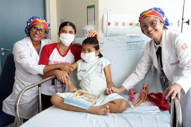 Fundação Santa Casa de Misericórdia do Pará realizou o primeiro transplante de rins em paciente pediátrico.
Na foto: Adriana Sueli Benjamin ,Sueli Ribeiro Caxias Moraes (Mãe), Samile (Filha) e Monick Calandrin <div class='credito_fotos'>Foto: Bruno Cecim / Ag.Pará   |   <a href='/midias/2019/originais/5739_ccc47c78-6444-ee2a-a905-bda1a13334fc.jpg' download><i class='fa-solid fa-download'></i> Download</a></div>