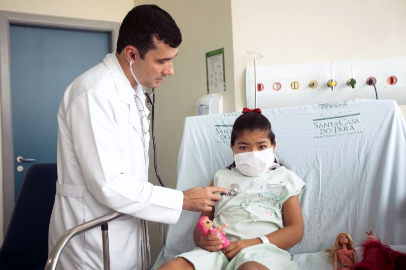 Fundação Santa Casa de Misericórdia do Pará realizou o primeiro transplante de rins em paciente pediátrico.
Na foto: Dr. Eduardo Cunha - (Nefrologista Pediatrico), Samile e  Monick Calandrini, coordenadora do Serviço de Terapia Renal Substitutiva Pediátrica da Santa Casa <div class='credito_fotos'>Foto: Bruno Cecim / Ag.Pará   |   <a href='/midias/2019/originais/5739_d839ffb8-f114-56af-ab08-b3a8b86578b7.jpg' download><i class='fa-solid fa-download'></i> Download</a></div>