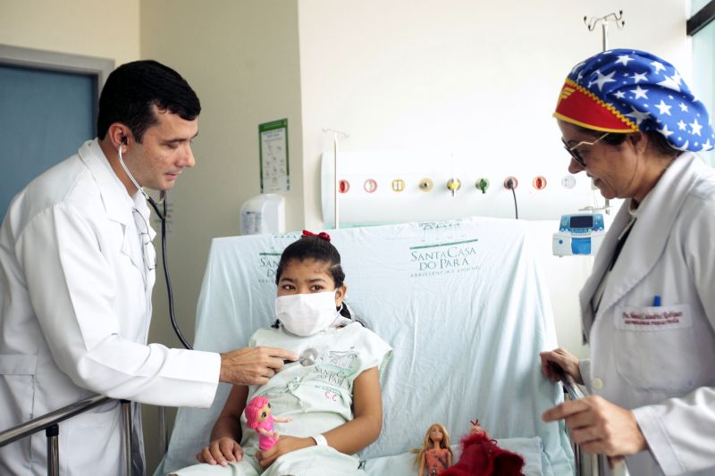Fundação Santa Casa de Misericórdia do Pará realizou o primeiro transplante de rins em paciente pediátrico.
Na foto: Dr. Eduardo Cunha - (Nefrologista Pediatrico), Samile e  Monick Calandrini, coordenadora do Serviço de Terapia Renal Substitutiva Pediátrica da Santa Casa <div class='credito_fotos'>Foto: Bruno Cecim / Ag.Pará   |   <a href='/midias/2019/originais/5739_f796bd17-2490-36af-e264-d8a424a22292.jpg' download><i class='fa-solid fa-download'></i> Download</a></div>