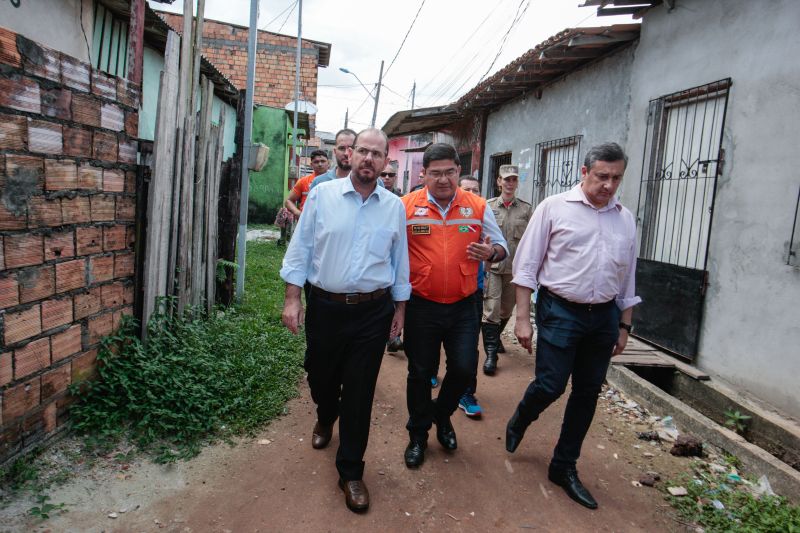 Nesta sexta-feira (6), o governador do Pará em exercício, Lúcio Vale, visitou as famílias atingidas por um incêndio no bairro da Cabanagem, em Belém. <div class='credito_fotos'>Foto: Alex Ribeiro / Ag. Pará   |   <a href='/midias/2019/originais/5741_45b2fbd7-8e46-71dd-43cf-0c43c99cf370.jpg' download><i class='fa-solid fa-download'></i> Download</a></div>