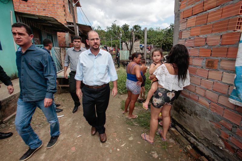 Nesta sexta-feira (6), o governador do Pará em exercício, Lúcio Vale, visitou as famílias atingidas por um incêndio no bairro da Cabanagem, em Belém. <div class='credito_fotos'>Foto: Alex Ribeiro / Ag. Pará   |   <a href='/midias/2019/originais/5741_7bcb227a-bd1b-cc56-e804-c5ec858c23da.jpg' download><i class='fa-solid fa-download'></i> Download</a></div>