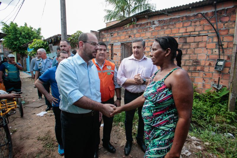 Nesta sexta-feira (6), o governador do Pará em exercício, Lúcio Vale, visitou as famílias atingidas por um incêndio no bairro da Cabanagem, em Belém. <div class='credito_fotos'>Foto: Alex Ribeiro / Ag. Pará   |   <a href='/midias/2019/originais/5741_f6f1b5c3-13f4-994f-1e54-e38cae71499c.jpg' download><i class='fa-solid fa-download'></i> Download</a></div>