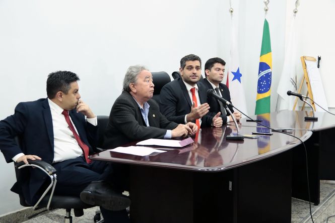 As prefeituras de Belém, Ananindeua e Marituba (municípios da Região Metropolitana), e a empresa Guamá Resíduos Sólidos, devem receber até a próxima sexta-feira (3) a minuta de um Termo de Ajuste de Conduta (TAC), a ser elaborado pelo Governo do Estado, propondo a continuidade das atividades do aterro sanitário em funcionamento em Marituba por mais 13 meses. Todo o esforço do Estado, nesse momento, visa impedir que a empresa encerre as atividades no aterro no dia 31 de maio deste ano, como está previsto.

FOTO: RICARDO AMANAJÁS / AGÊNCIA PARÁ
DATA: 01.05.2019
BELÉM - PARÁ <div class='credito_fotos'>Foto: Ricardo Amanajás / Ag. Pará   |   <a href='/midias/2019/originais/57475a53-6c4d-4284-a14a-8aa43ab09cf4.jpg' download><i class='fa-solid fa-download'></i> Download</a></div>