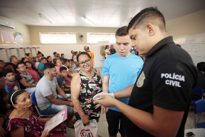 Consultas médicas e odontológicas, e emissão de documentos foram alguns dos serviços de saúde e cidadania oferecidos na manhã deste sábado (7), aos moradores do bairro do Jurunas por meio do Programa Territórios pela Paz (TerPaz). 

Rosa Maria Gonçalves e Lennon Gonçalves da Costa (1) <div class='credito_fotos'>Foto: Bruno Cecim / Ag.Pará   |   <a href='/midias/2019/originais/5748_14ffbfbe-171e-95ab-851c-a1da37b6f461.jpg' download><i class='fa-solid fa-download'></i> Download</a></div>