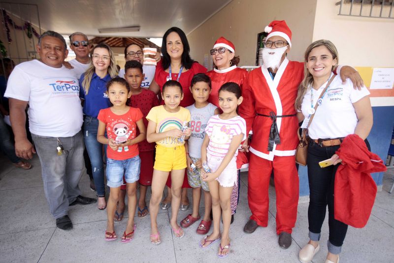 Consultas médicas e odontológicas, e emissão de documentos foram alguns dos serviços de saúde e cidadania oferecidos na manhã deste sábado (7), aos moradores do bairro do Jurunas por meio do Programa Territórios pela Paz (TerPaz).  <div class='credito_fotos'>Foto: Bruno Cecim / Ag.Pará   |   <a href='/midias/2019/originais/5748_7a47f536-5183-e3e7-2d2c-cd7709878b57.jpg' download><i class='fa-solid fa-download'></i> Download</a></div>