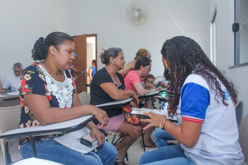 Diversos serviços gratuitos foram disponibilizadas pela Fundação ParáPaz aos moradores do Conjunto Júlia Seffer, em Ananindeua, na manhã de sábado (7). Os atendimentos ocorreram na Paróquia Sagrado Coração de Jesus, no bairro de Águas Lindas, e foram realizados de 8h às 15h. <div class='credito_fotos'>Foto: Ana Paula Lima / Ascom ParáPaz   |   <a href='/midias/2019/originais/5752_0b9e931e-b44c-7236-8a32-14cb6ff1b13a.jpg' download><i class='fa-solid fa-download'></i> Download</a></div>