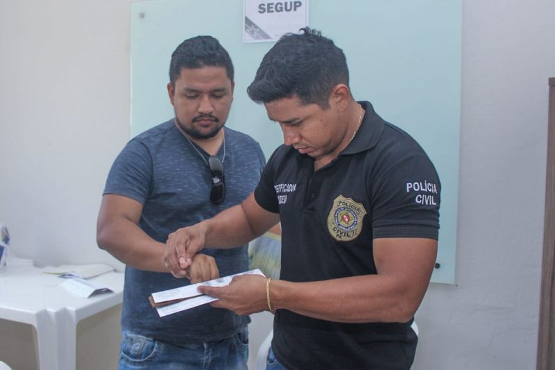 Diversos serviços gratuitos foram disponibilizadas pela Fundação ParáPaz aos moradores do Conjunto Júlia Seffer, em Ananindeua, na manhã de sábado (7). Os atendimentos ocorreram na Paróquia Sagrado Coração de Jesus, no bairro de Águas Lindas, e foram realizados de 8h às 15h. <div class='credito_fotos'>Foto: Ana Paula Lima / Ascom ParáPaz   |   <a href='/midias/2019/originais/5752_4205060d-d220-7a73-e600-14d12d48c5cd.jpg' download><i class='fa-solid fa-download'></i> Download</a></div>