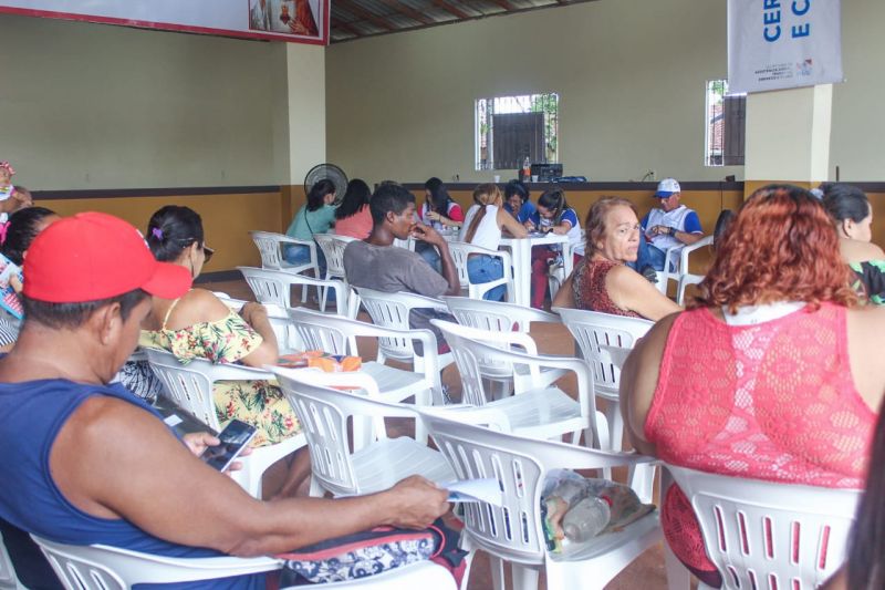 Diversos serviços gratuitos foram disponibilizadas pela Fundação ParáPaz aos moradores do Conjunto Júlia Seffer, em Ananindeua, na manhã de sábado (7). Os atendimentos ocorreram na Paróquia Sagrado Coração de Jesus, no bairro de Águas Lindas, e foram realizados de 8h às 15h. <div class='credito_fotos'>Foto: Ana Paula Lima / Ascom ParáPaz   |   <a href='/midias/2019/originais/5752_5658e8aa-a73e-505a-e659-38ee716c7027.jpg' download><i class='fa-solid fa-download'></i> Download</a></div>