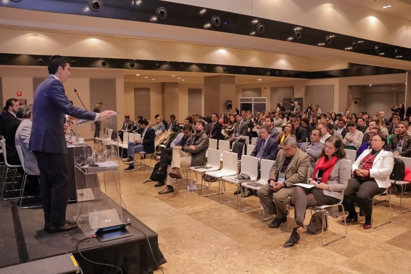 Nesta terça-feira (10), dando continuidade à agenda em Madri, na Espanha, na 25ª Conferência do Clima, governadores da Amazônia Legal discutiram propostas que promovam o desenvolvimento sustentável da região no Fórum dos Governadores. Helder Barbalho iniciou o debate falando sobre as atividades econômicas que estão diretamente ligadas à sustentabilidade, como o agronegócio <div class='credito_fotos'>Foto: Divulgação   |   <a href='/midias/2019/originais/5755_3f814b46-14bd-c9d0-fd94-48a0d03966eb.jpg' download><i class='fa-solid fa-download'></i> Download</a></div>