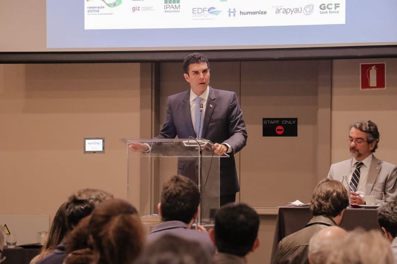 Nesta terça-feira (10), dando continuidade à agenda em Madri, na Espanha, na 25ª Conferência do Clima, governadores da Amazônia Legal discutiram propostas que promovam o desenvolvimento sustentável da região no Fórum dos Governadores. Helder Barbalho iniciou o debate falando sobre as atividades econômicas que estão diretamente ligadas à sustentabilidade, como o agronegócio <div class='credito_fotos'>Foto: Divulgação   |   <a href='/midias/2019/originais/5755_593b8190-a0c5-127c-22fd-291783662a79.jpg' download><i class='fa-solid fa-download'></i> Download</a></div>