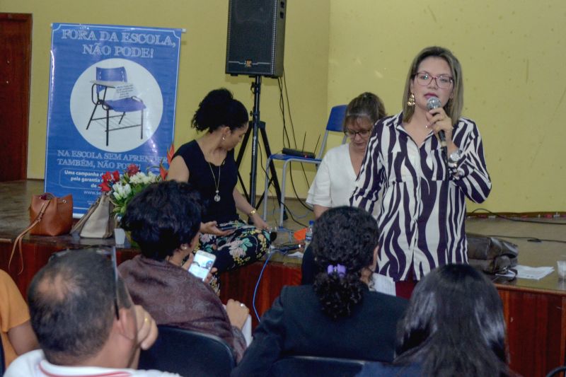 Gestores, secretários municipais de Educação e diretores de escolas estão reunidos em Belém para discutir as ações implementadas ao longo do ano, destinadas a melhorar a aprendizagem dos estudantes de escolas públicas. A reunião ocorre dentro da programação do II Encontro Regional de Educação, que visa monitorar a Agenda da Aprendizagem. Coordenada pela Secretaria de Estado de Educação (Seduc), a Agenda tem como objetivo a implementação de um conjunto de ações pedagógicas que melhorem o desempenho da educação nas redes estadual e municipal de ensino. <div class='credito_fotos'>Foto: Eliseu Dias / Ascom Seduc   |   <a href='/midias/2019/originais/5756_0ebd21c5-a488-4d69-e228-4951b6d12e3d.jpg' download><i class='fa-solid fa-download'></i> Download</a></div>