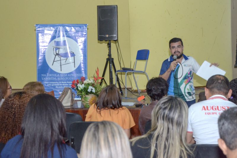 Gestores, secretários municipais de Educação e diretores de escolas estão reunidos em Belém para discutir as ações implementadas ao longo do ano, destinadas a melhorar a aprendizagem dos estudantes de escolas públicas. A reunião ocorre dentro da programação do II Encontro Regional de Educação, que visa monitorar a Agenda da Aprendizagem. Coordenada pela Secretaria de Estado de Educação (Seduc), a Agenda tem como objetivo a implementação de um conjunto de ações pedagógicas que melhorem o desempenho da educação nas redes estadual e municipal de ensino. <div class='credito_fotos'>Foto: Eliseu Dias / Ascom Seduc   |   <a href='/midias/2019/originais/5756_1f768236-4cb6-452b-a81f-c5828968ee48.jpg' download><i class='fa-solid fa-download'></i> Download</a></div>