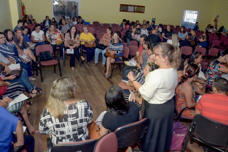 Gestores, secretários municipais de Educação e diretores de escolas estão reunidos em Belém para discutir as ações implementadas ao longo do ano, destinadas a melhorar a aprendizagem dos estudantes de escolas públicas. A reunião ocorre dentro da programação do II Encontro Regional de Educação, que visa monitorar a Agenda da Aprendizagem. Coordenada pela Secretaria de Estado de Educação (Seduc), a Agenda tem como objetivo a implementação de um conjunto de ações pedagógicas que melhorem o desempenho da educação nas redes estadual e municipal de ensino. <div class='credito_fotos'>Foto: Eliseu Dias / Ascom Seduc   |   <a href='/midias/2019/originais/5756_3b9dbc20-28ff-f68d-2b9f-b3fdf62308a2.jpg' download><i class='fa-solid fa-download'></i> Download</a></div>