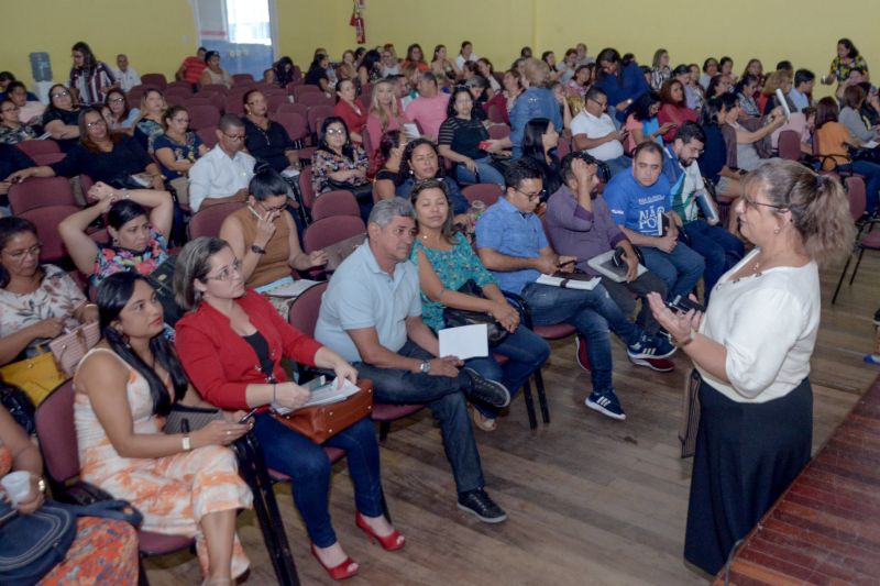 Gestores, secretários municipais de Educação e diretores de escolas estão reunidos em Belém para discutir as ações implementadas ao longo do ano, destinadas a melhorar a aprendizagem dos estudantes de escolas públicas. A reunião ocorre dentro da programação do II Encontro Regional de Educação, que visa monitorar a Agenda da Aprendizagem. Coordenada pela Secretaria de Estado de Educação (Seduc), a Agenda tem como objetivo a implementação de um conjunto de ações pedagógicas que melhorem o desempenho da educação nas redes estadual e municipal de ensino. <div class='credito_fotos'>Foto: Eliseu Dias / Ascom Seduc   |   <a href='/midias/2019/originais/5756_4e7bfee7-f03a-00f3-5868-2ed0e4474d49.jpg' download><i class='fa-solid fa-download'></i> Download</a></div>