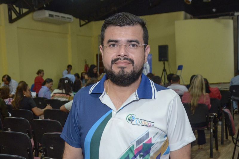 Gestores, secretários municipais de Educação e diretores de escolas estão reunidos em Belém para discutir as ações implementadas ao longo do ano, destinadas a melhorar a aprendizagem dos estudantes de escolas públicas. A reunião ocorre dentro da programação do II Encontro Regional de Educação, que visa monitorar a Agenda da Aprendizagem. Coordenada pela Secretaria de Estado de Educação (Seduc), a Agenda tem como objetivo a implementação de um conjunto de ações pedagógicas que melhorem o desempenho da educação nas redes estadual e municipal de ensino.

O diretor Higor Palheta <div class='credito_fotos'>Foto: Eliseu Dias / Ascom Seduc   |   <a href='/midias/2019/originais/5756_6a9e6a11-ef16-b49d-e2f3-a45a06a9b424.jpg' download><i class='fa-solid fa-download'></i> Download</a></div>