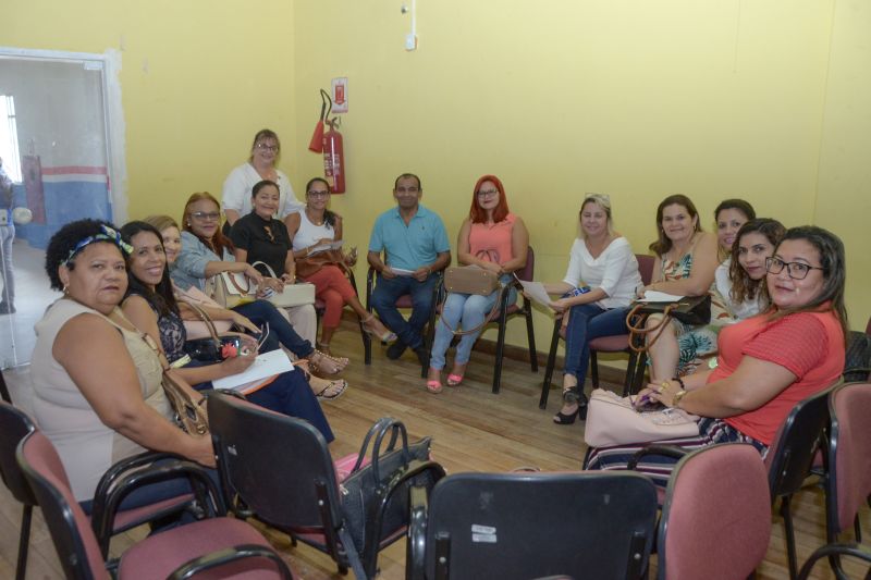 Gestores, secretários municipais de Educação e diretores de escolas estão reunidos em Belém para discutir as ações implementadas ao longo do ano, destinadas a melhorar a aprendizagem dos estudantes de escolas públicas. A reunião ocorre dentro da programação do II Encontro Regional de Educação, que visa monitorar a Agenda da Aprendizagem. Coordenada pela Secretaria de Estado de Educação (Seduc), a Agenda tem como objetivo a implementação de um conjunto de ações pedagógicas que melhorem o desempenho da educação nas redes estadual e municipal de ensino. <div class='credito_fotos'>Foto: Eliseu Dias / Ascom Seduc   |   <a href='/midias/2019/originais/5756_7468cb12-23ec-442e-ef38-5d998ff07483.jpg' download><i class='fa-solid fa-download'></i> Download</a></div>
