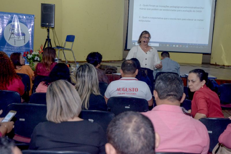 Gestores, secretários municipais de Educação e diretores de escolas estão reunidos em Belém para discutir as ações implementadas ao longo do ano, destinadas a melhorar a aprendizagem dos estudantes de escolas públicas. A reunião ocorre dentro da programação do II Encontro Regional de Educação, que visa monitorar a Agenda da Aprendizagem. Coordenada pela Secretaria de Estado de Educação (Seduc), a Agenda tem como objetivo a implementação de um conjunto de ações pedagógicas que melhorem o desempenho da educação nas redes estadual e municipal de ensino. <div class='credito_fotos'>Foto: Eliseu Dias / Ascom Seduc   |   <a href='/midias/2019/originais/5756_86c1c4c6-7730-5b68-c768-4eb993a0f4d9.jpg' download><i class='fa-solid fa-download'></i> Download</a></div>