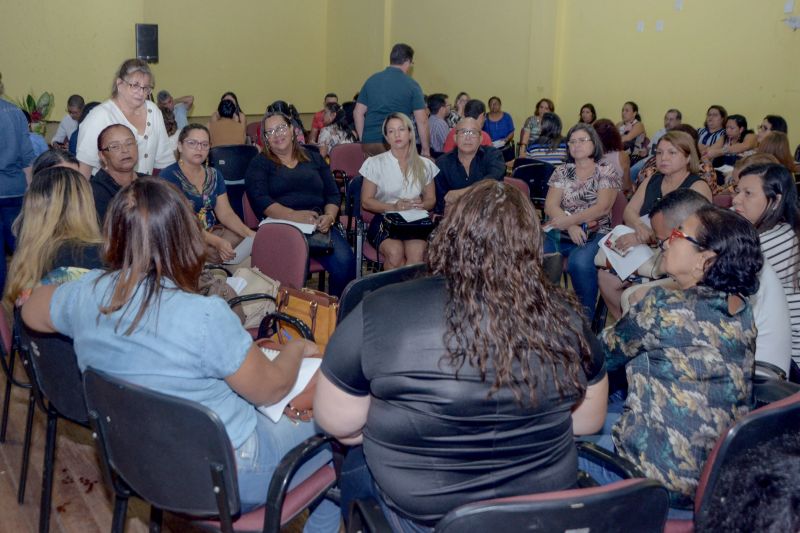 Gestores, secretários municipais de Educação e diretores de escolas estão reunidos em Belém para discutir as ações implementadas ao longo do ano, destinadas a melhorar a aprendizagem dos estudantes de escolas públicas. A reunião ocorre dentro da programação do II Encontro Regional de Educação, que visa monitorar a Agenda da Aprendizagem. Coordenada pela Secretaria de Estado de Educação (Seduc), a Agenda tem como objetivo a implementação de um conjunto de ações pedagógicas que melhorem o desempenho da educação nas redes estadual e municipal de ensino. <div class='credito_fotos'>Foto: Eliseu Dias / Ascom Seduc   |   <a href='/midias/2019/originais/5756_8780b554-15e6-8d8c-3627-471050391ae9.jpg' download><i class='fa-solid fa-download'></i> Download</a></div>