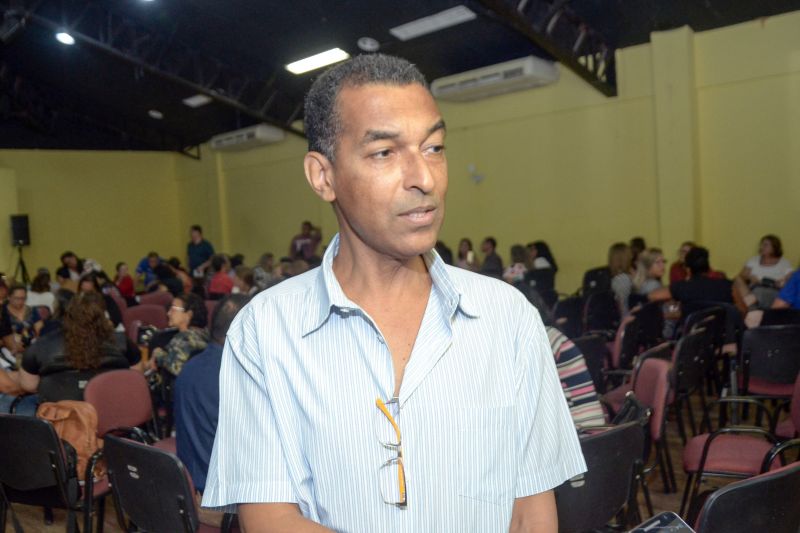 Gestores, secretários municipais de Educação e diretores de escolas estão reunidos em Belém para discutir as ações implementadas ao longo do ano, destinadas a melhorar a aprendizagem dos estudantes de escolas públicas. A reunião ocorre dentro da programação do II Encontro Regional de Educação, que visa monitorar a Agenda da Aprendizagem. Coordenada pela Secretaria de Estado de Educação (Seduc), a Agenda tem como objetivo a implementação de um conjunto de ações pedagógicas que melhorem o desempenho da educação nas redes estadual e municipal de ensino.

O diretor José Ricardo dos Santos <div class='credito_fotos'>Foto: Eliseu Dias / Ascom Seduc   |   <a href='/midias/2019/originais/5756_8cfd05e9-f439-cb43-4c22-fe55664bc92c.jpg' download><i class='fa-solid fa-download'></i> Download</a></div>