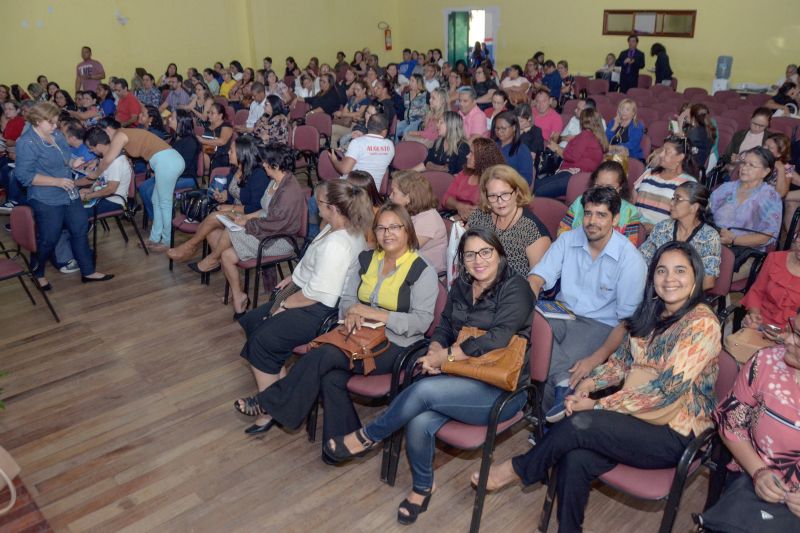 Gestores, secretários municipais de Educação e diretores de escolas estão reunidos em Belém para discutir as ações implementadas ao longo do ano, destinadas a melhorar a aprendizagem dos estudantes de escolas públicas. A reunião ocorre dentro da programação do II Encontro Regional de Educação, que visa monitorar a Agenda da Aprendizagem. Coordenada pela Secretaria de Estado de Educação (Seduc), a Agenda tem como objetivo a implementação de um conjunto de ações pedagógicas que melhorem o desempenho da educação nas redes estadual e municipal de ensino. <div class='credito_fotos'>Foto: Eliseu Dias / Ascom Seduc   |   <a href='/midias/2019/originais/5756_b6d550a3-af91-bd4b-f7bf-1886bf732128.jpg' download><i class='fa-solid fa-download'></i> Download</a></div>
