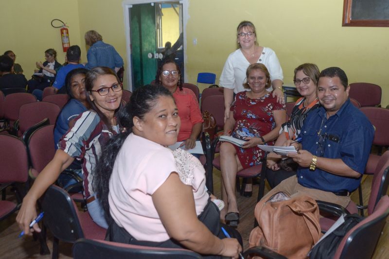 Gestores, secretários municipais de Educação e diretores de escolas estão reunidos em Belém para discutir as ações implementadas ao longo do ano, destinadas a melhorar a aprendizagem dos estudantes de escolas públicas. A reunião ocorre dentro da programação do II Encontro Regional de Educação, que visa monitorar a Agenda da Aprendizagem. Coordenada pela Secretaria de Estado de Educação (Seduc), a Agenda tem como objetivo a implementação de um conjunto de ações pedagógicas que melhorem o desempenho da educação nas redes estadual e municipal de ensino. <div class='credito_fotos'>Foto: Eliseu Dias / Ascom Seduc   |   <a href='/midias/2019/originais/5756_c4e3fd47-8783-ca55-ccb8-59738c3435ab.jpg' download><i class='fa-solid fa-download'></i> Download</a></div>